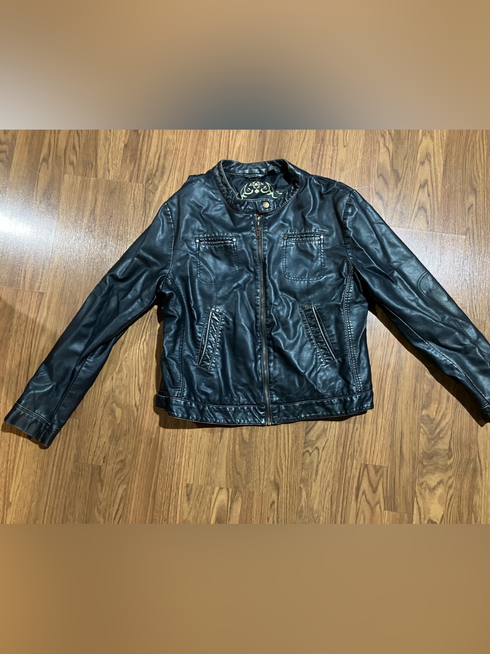 Women’s big chill
Leather jacket